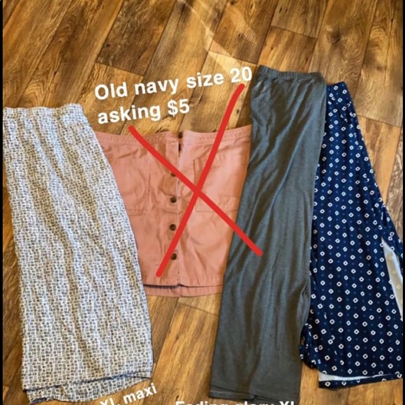 ALOT OF CLOTHES - Picture 10 of 12